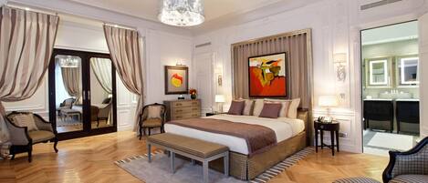 Premium bedding, in-room safe, individually decorated