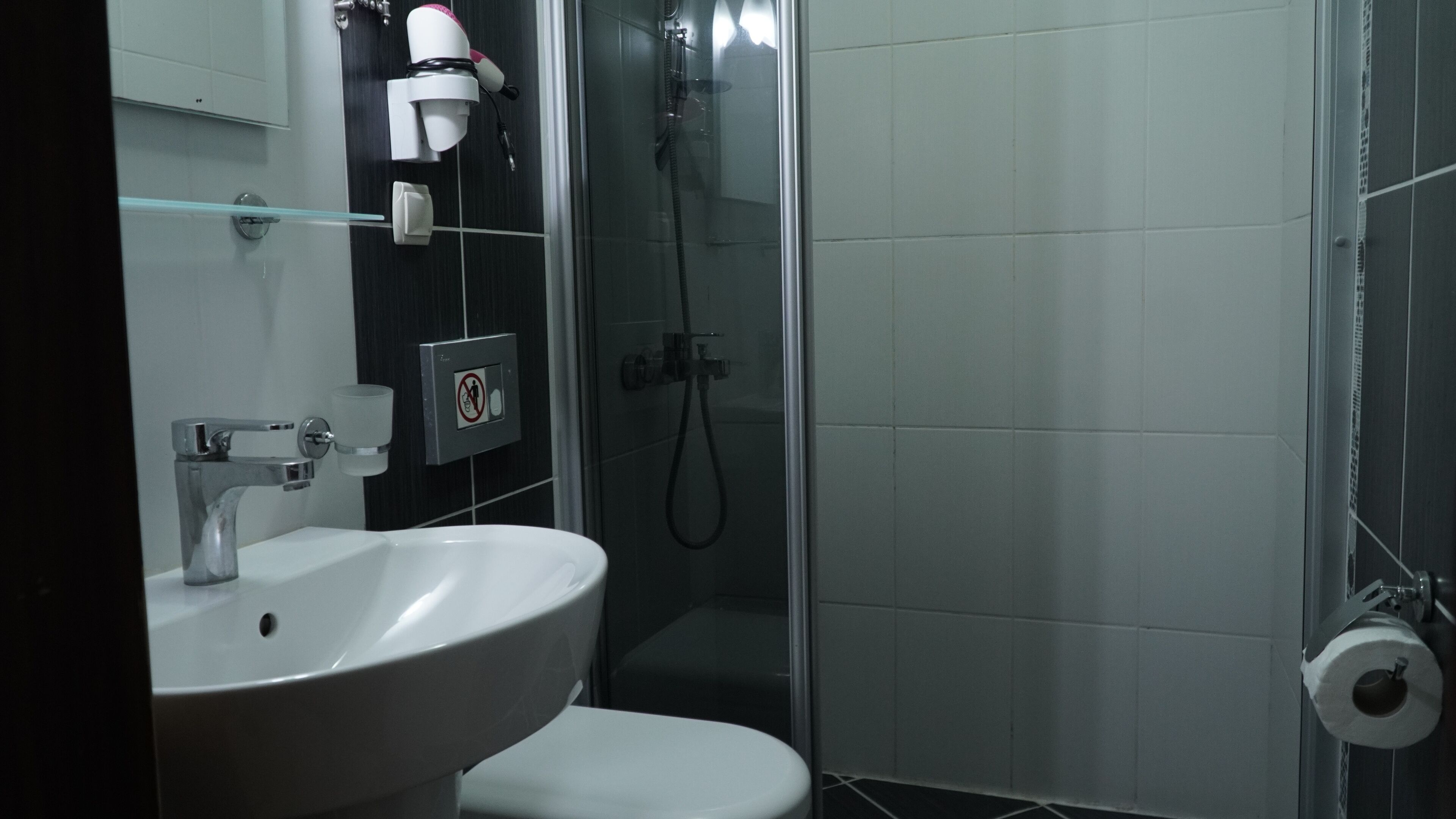 standard twin room | bathroom | shower, free toiletries, hair dryer, slippers