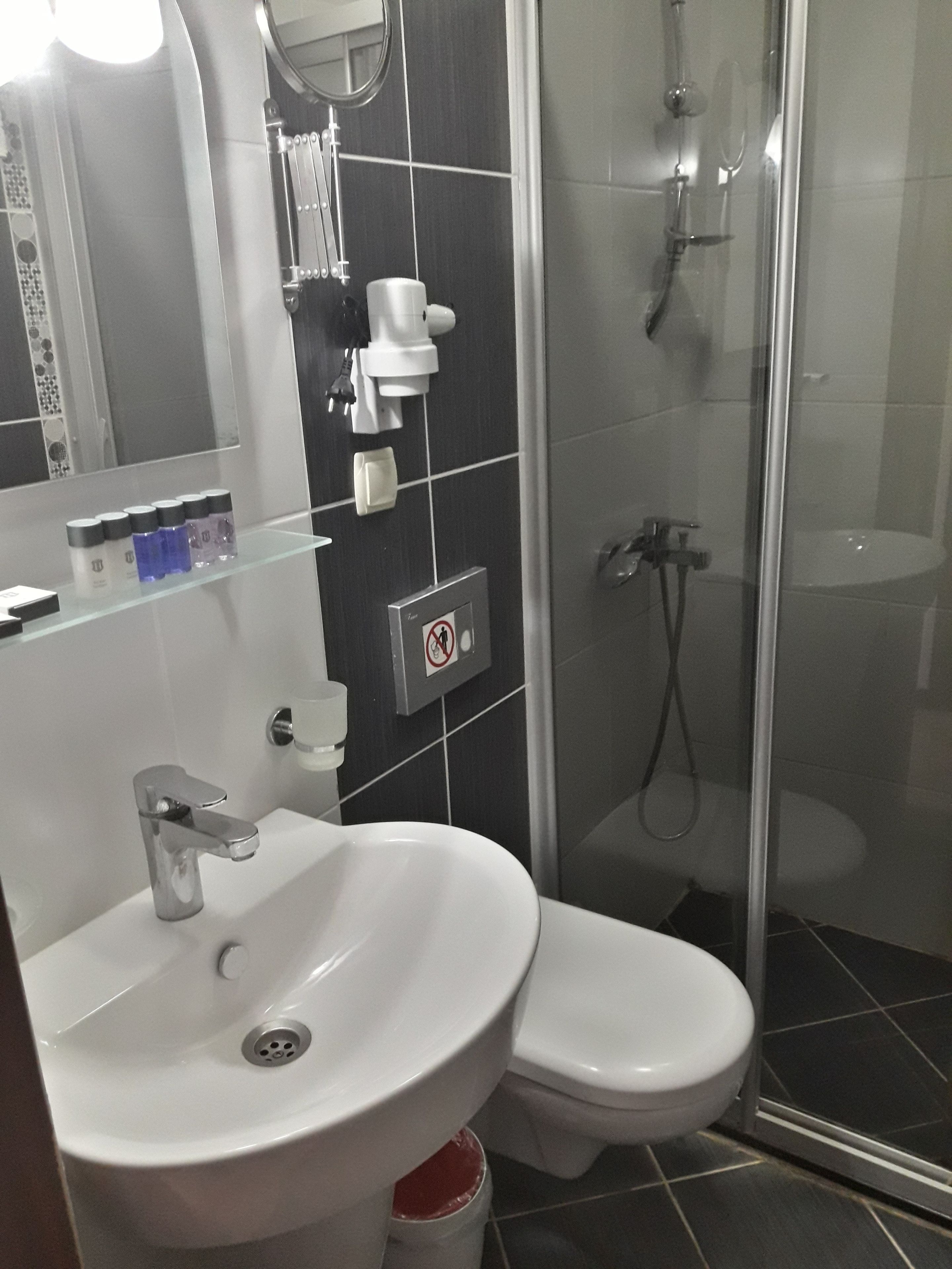 standard twin room | bathroom | shower, free toiletries, hair dryer, slippers
