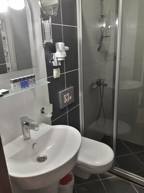 Tomannsrom – standard | Bad | Dusj, toalettartikler (inkludert), hårføner og tøfler