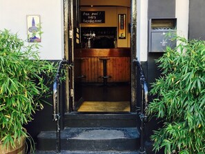 Exterior - The Bridge Inn (Isleworth)