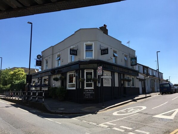 Exterior - The Bridge Inn (Isleworth)