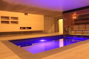Indoor pool, open 8:00 AM to 7:00 PM, sun loungers - DAFT Hotel (Malmedy)