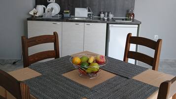 Classic Apartment, 1 Bedroom | Dapur peribadi | Peti sejuk, ketuhar gelombang mikro (atas permintaan), dapur
