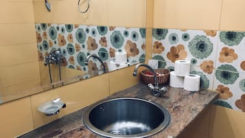 Classic Studio Suite, Garden View | Bilik Mandi | Pancuran mandi, selipar, tuala disediakan, sabun