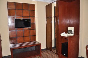 In-room safe, desk, iron/ironing board, rollaway beds - Yod Abyssinia International Hotel (Addis Ababa)