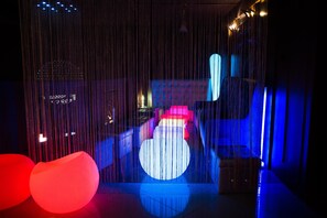 Peti besi dalam bilik, meja, seterika/papan seterika 