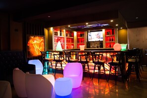 2 bar/ruang istirahat 