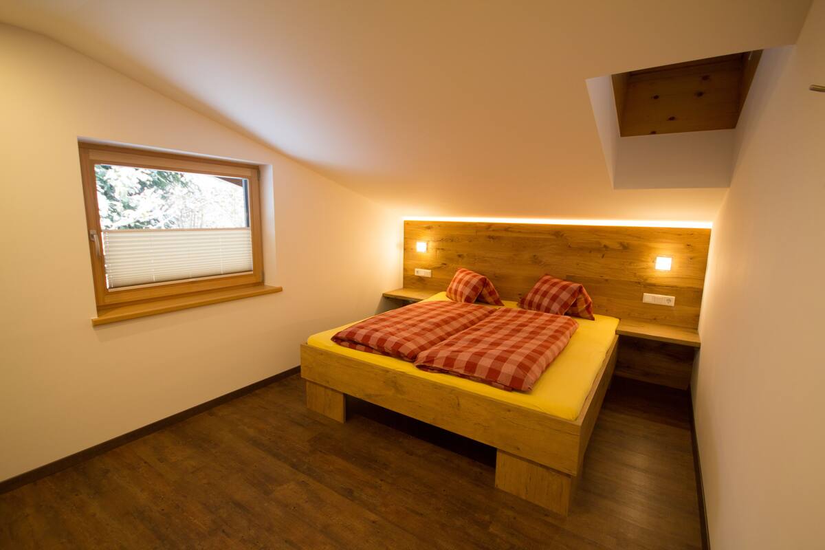 Apartamento, 2 quartos, ao lado da montanha | 1 quarto, roupas de cama premium, cofres nos quartos, Wi-Fi de cortesia