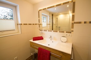 Apartment, 2 Bedrooms, Mountainside | Bathroom sink - Haus Scheuerer (Neukirchen am Grossvenediger)