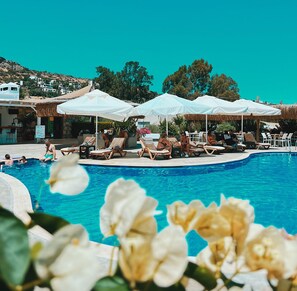 Outdoor pool, pool umbrellas, sun loungers - Genc Hotel (Bodrum)