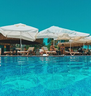 Outdoor pool, pool umbrellas, sun loungers - Genc Hotel (Bodrum)