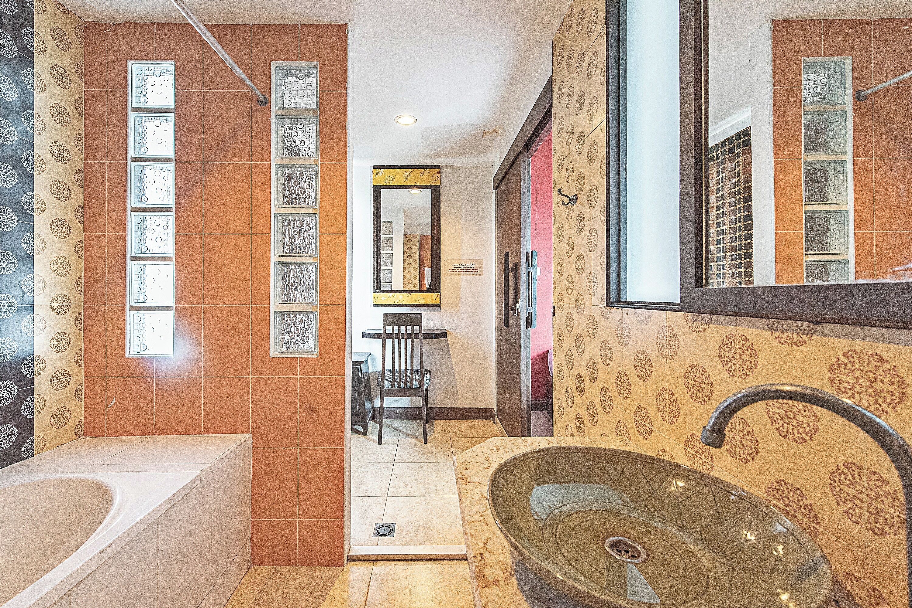 Shower, perlengkapan mandi gratis, pengering rambut, dan handuk
