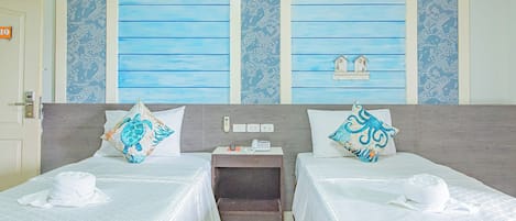 Quarto duplo standard | Frigobar, escrivaninha, quartos à prova de som, Wi-Fi de cortesia