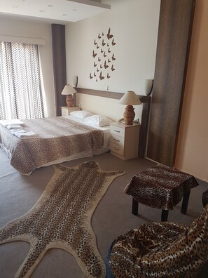 Habitación individual Deluxe | Escritorio, camas extra y wifi gratis