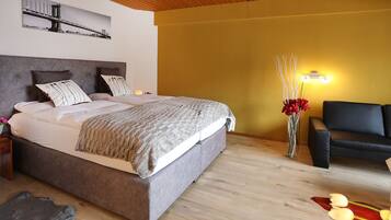 Familien-Suite, Balkon | Zimmersafe, Schreibtisch, schallisolierte Zimmer, kostenloses WLAN