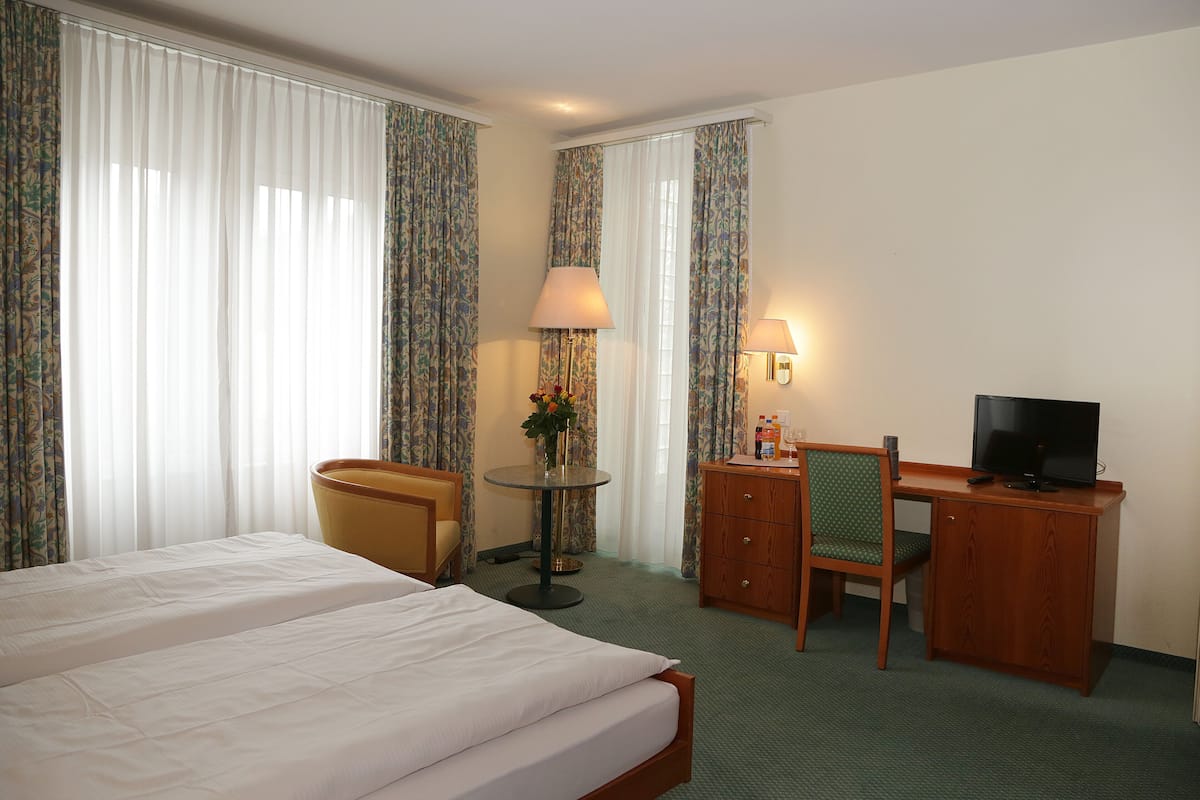 Double Room | In-room safe, desk, soundproofing, free WiFi