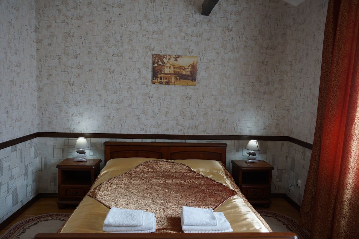 Suite, 1 Bedroom | Bar mini, peti besi dalam bilik, meja, kalis bunyi
