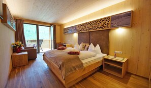 Chalet superior, vistas a la montaña | Minibar, caja fuerte, escritorio y cortinas opacas