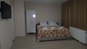 セーフティボックス (室内)、デスク、防音設備、アイロン / アイロン台