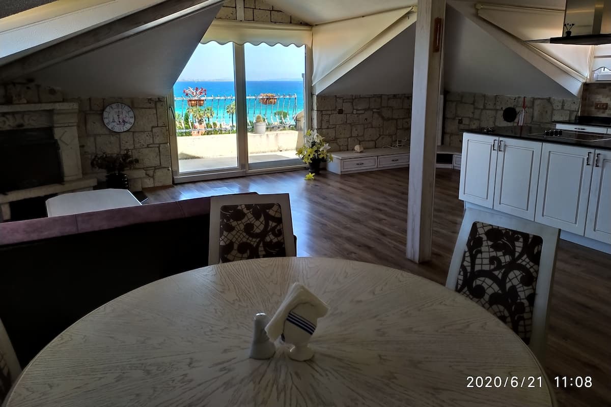 Familiekamer, 2 slaapkamers, uitzicht op zee | Woonkamer | Een lcd-televisie