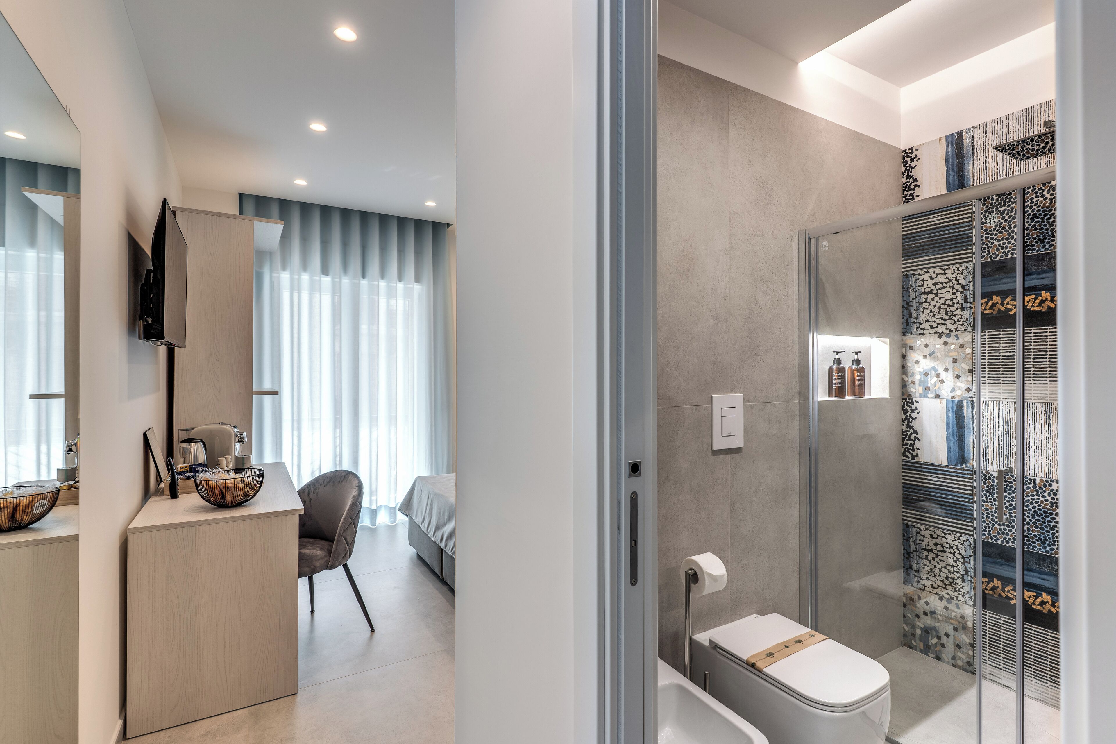 Un baño moderno con cabina de ducha de vidrio, inodoro y lavamanos.