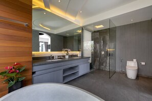 Chaba Villa  | 浴室 | 淋浴设施、免�费洗浴用品、吹风机、浴袍