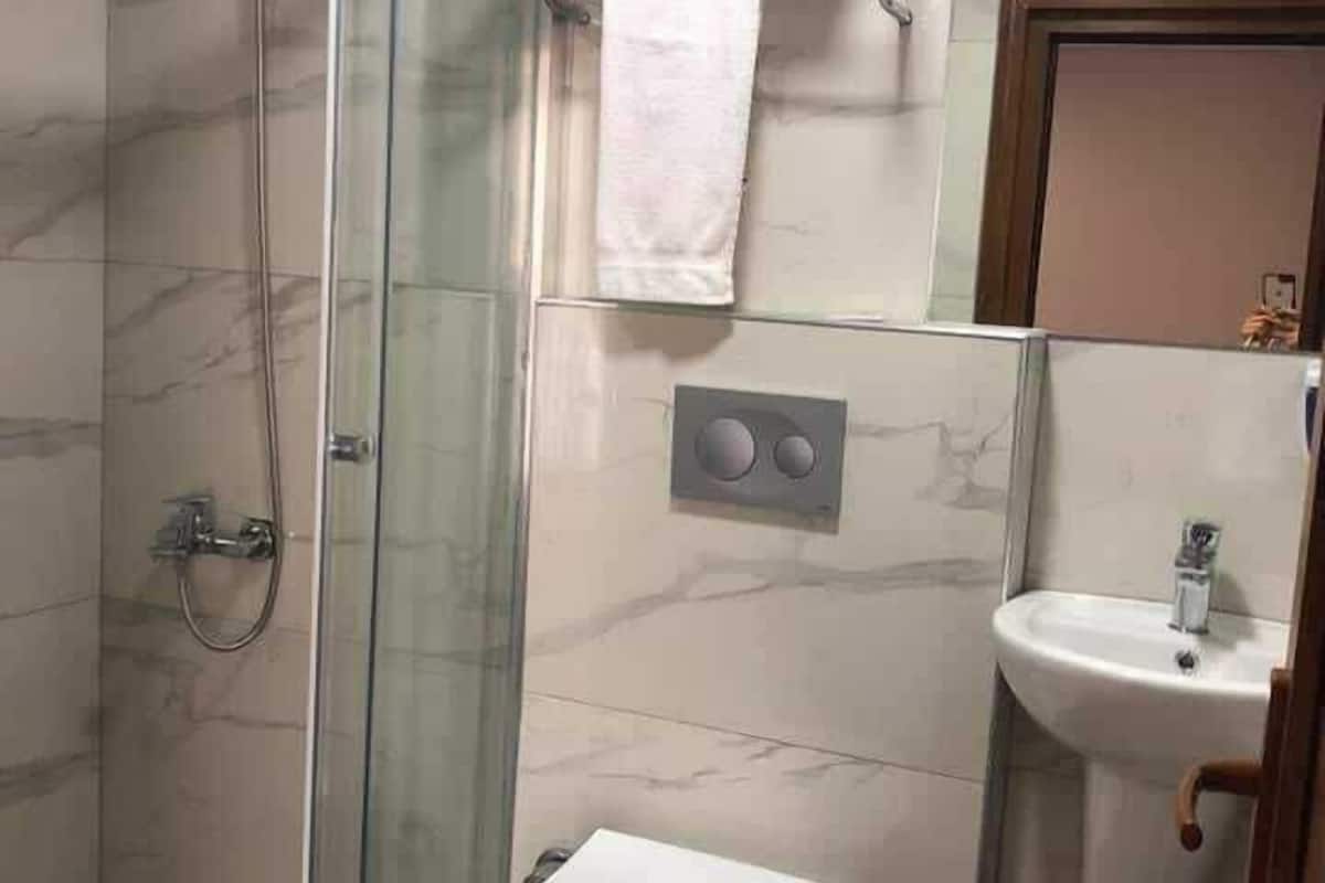 triple room | bathroom | shower, free toiletries, hair dryer, towels