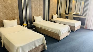 Dreibettzimmer | Zimmersafe, Schreibtisch, kostenloses WLAN