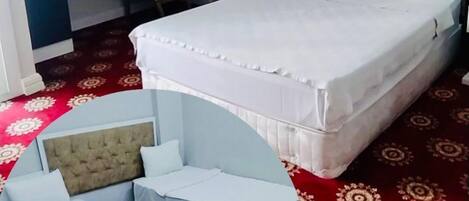 Una habitación de hotel con una cama grande, un escritorio y una silla.