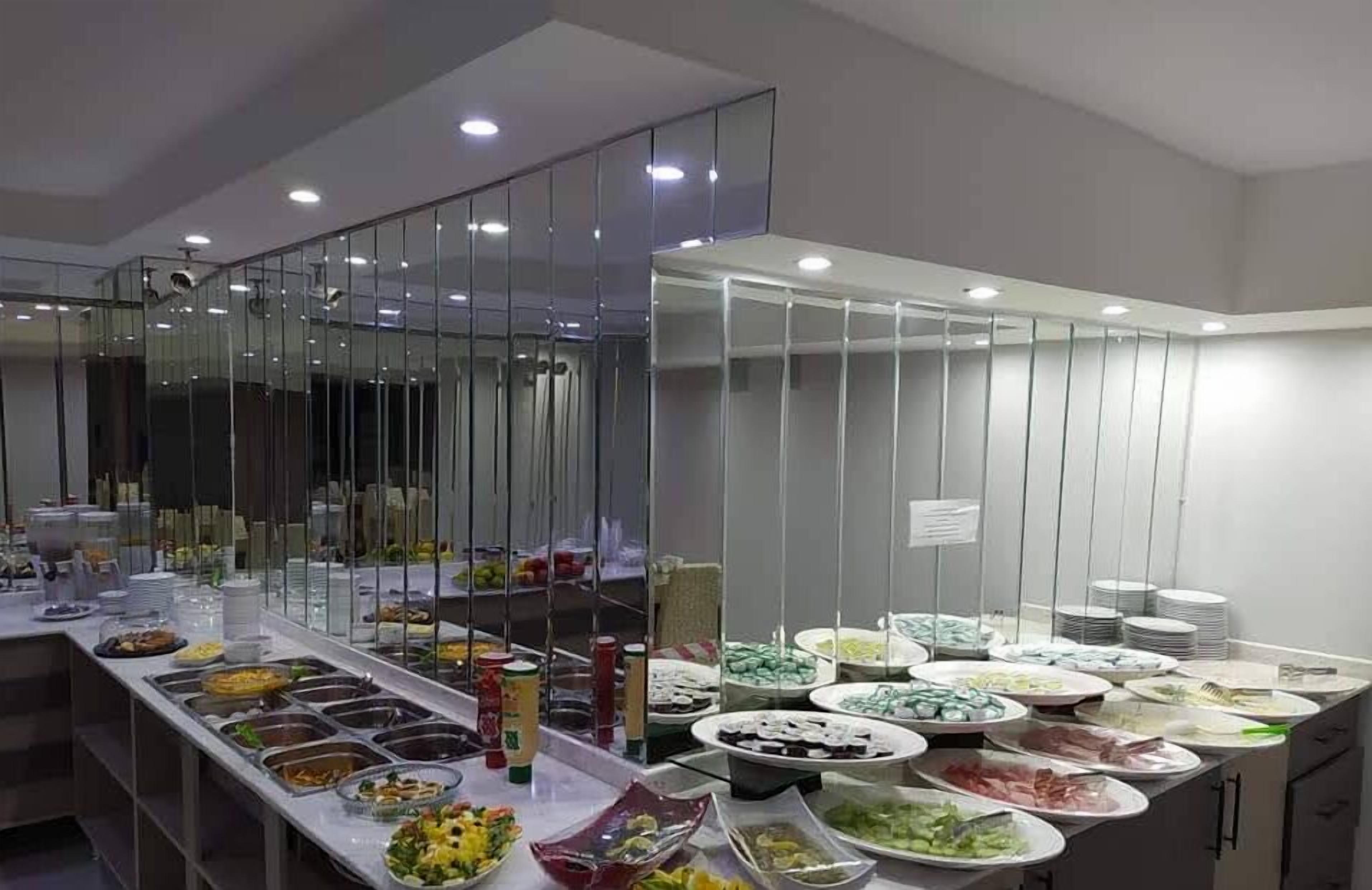 Una mesa de buffet con diversos alimentos y bebidas.