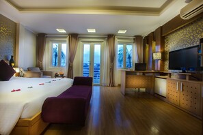Junior-Suite, Balkon, Stadtblick | Minibar, Zimmersafe, Schreibtisch, Verdunkelungsvorhänge