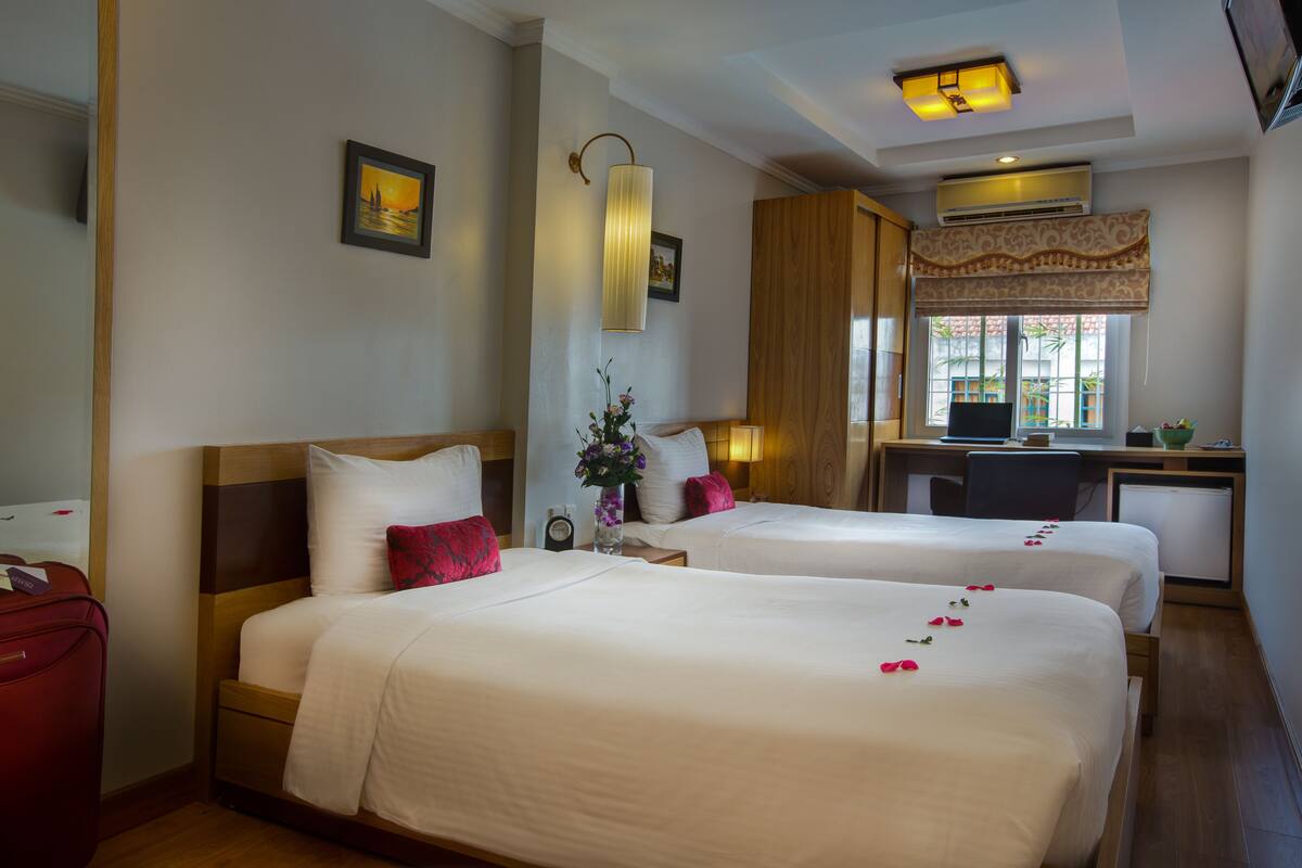 Superior Twin Room | Minibar, in-room safe, desk, blackout curtains