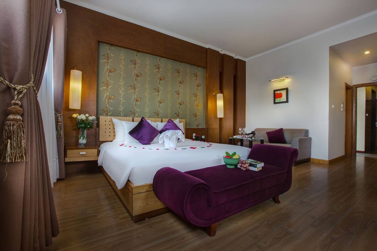 Executive Room | Minibar, in-room safe, desk, blackout curtains