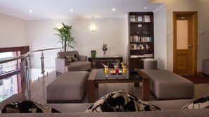 32-inch flat-screen TV with cable channels, TV - La Storia Ruby Hotel (Hanoi)