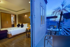 Suite Junior, balcon, vue sur la ville | Vue de la chambre