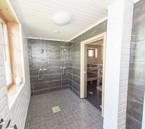 Perushuvila, useita makuuhuoneita, sauna, jokinäköala | Kylpyhuone | Suihku, hiustenkuivaaja