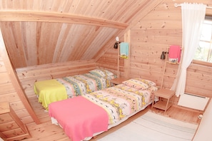 Eenvoudige villa, meerdere slaapkamers, sauna, uitzicht op rivier | 1 slaapkamer, een bureau, een strijkplank/strijkijzer, gratis babybedden