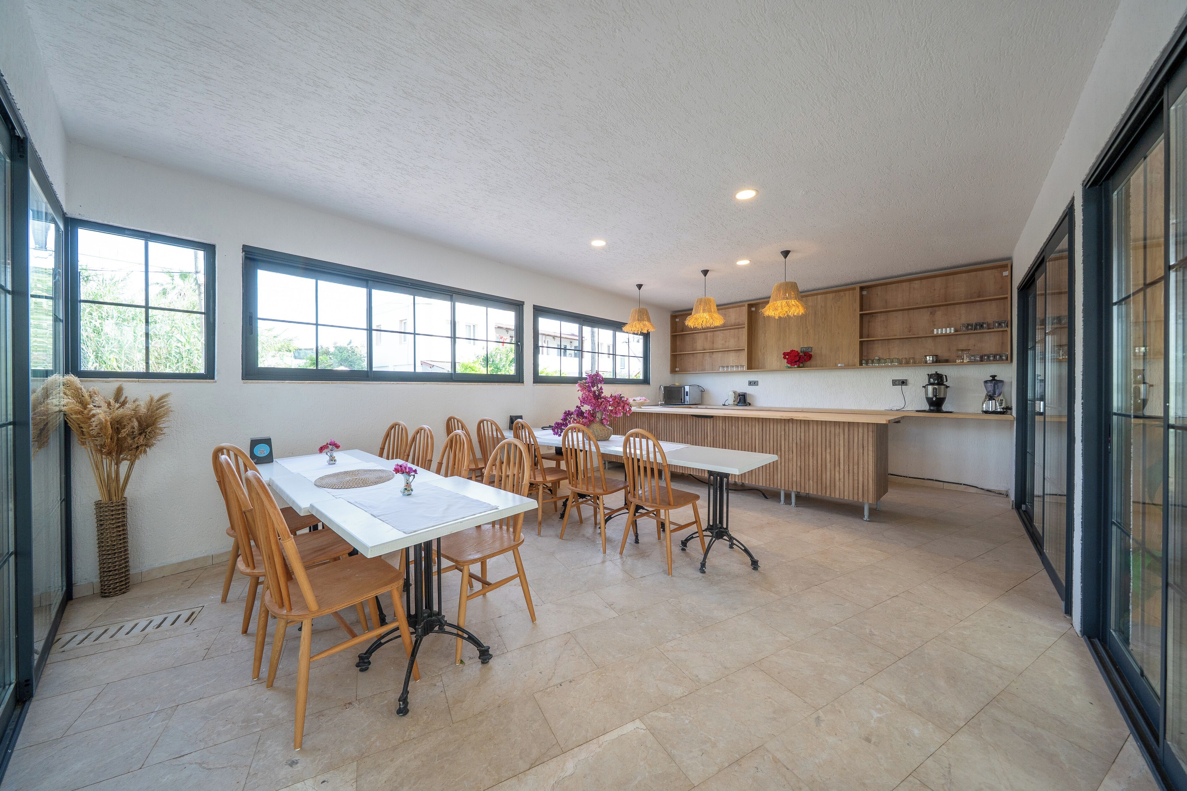 Serveert ontbijt, lunch, diner, Turkse gerechten 