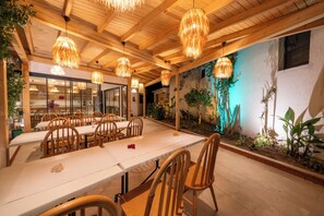 Déjeuner, dîner et souper servis sur place; cuisine turque 