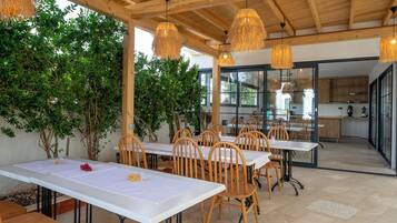 Petit déjeuner et déjeuner servis sur place, spécialités Cuisine turque