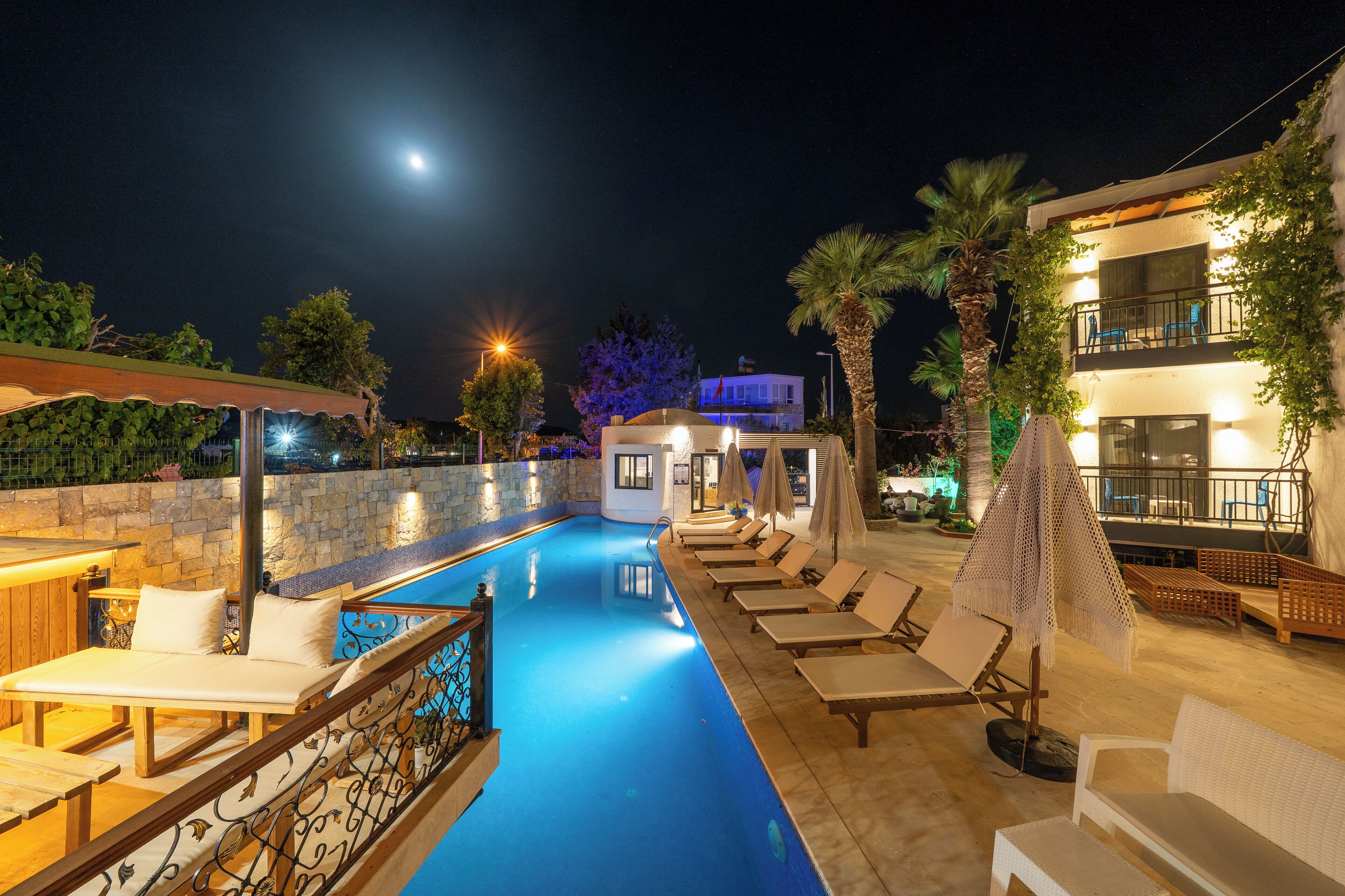 Outdoor pool, pool umbrellas, sun loungers