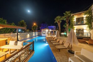 Piscine extérieure, parasols, chaises longues