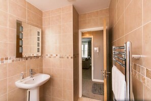 Articles de toilette (gratuits), séchoir à cheveux, pantoufles