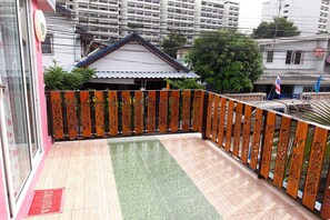 Queen Room with Balcony (B5) | Terrasse/gårdhave