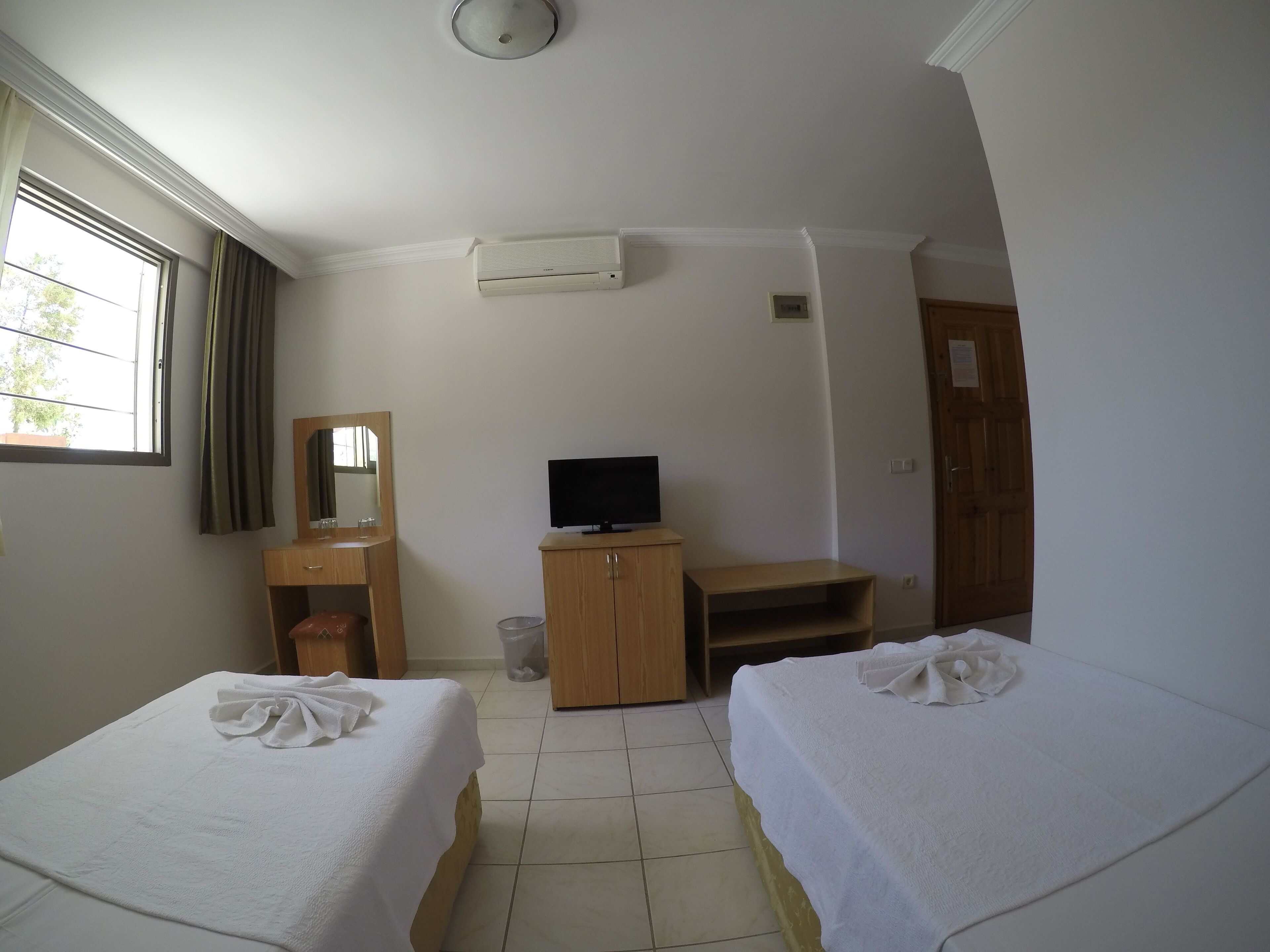 standard double or twin room, garden view | minibar, in-room safe, desk, free cots/infant beds