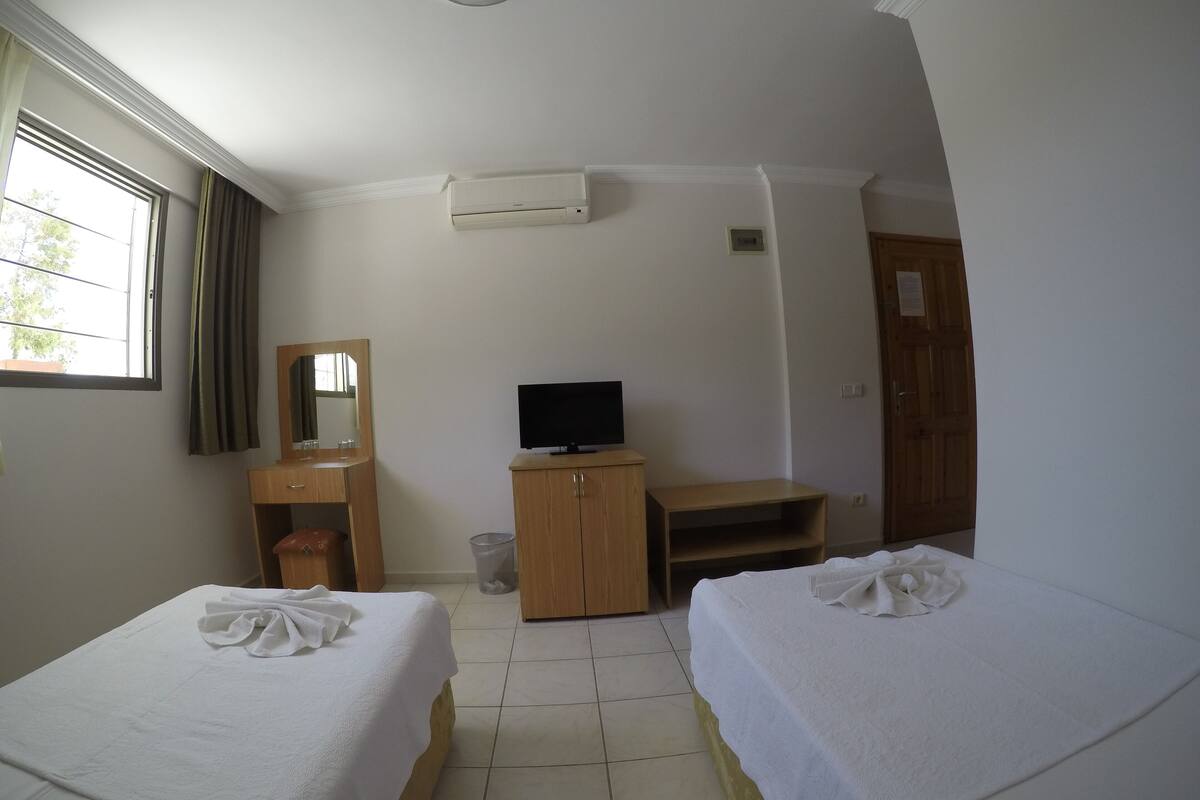 standard double or twin room, garden view | minibar, in-room safe, desk, free cots/infant beds