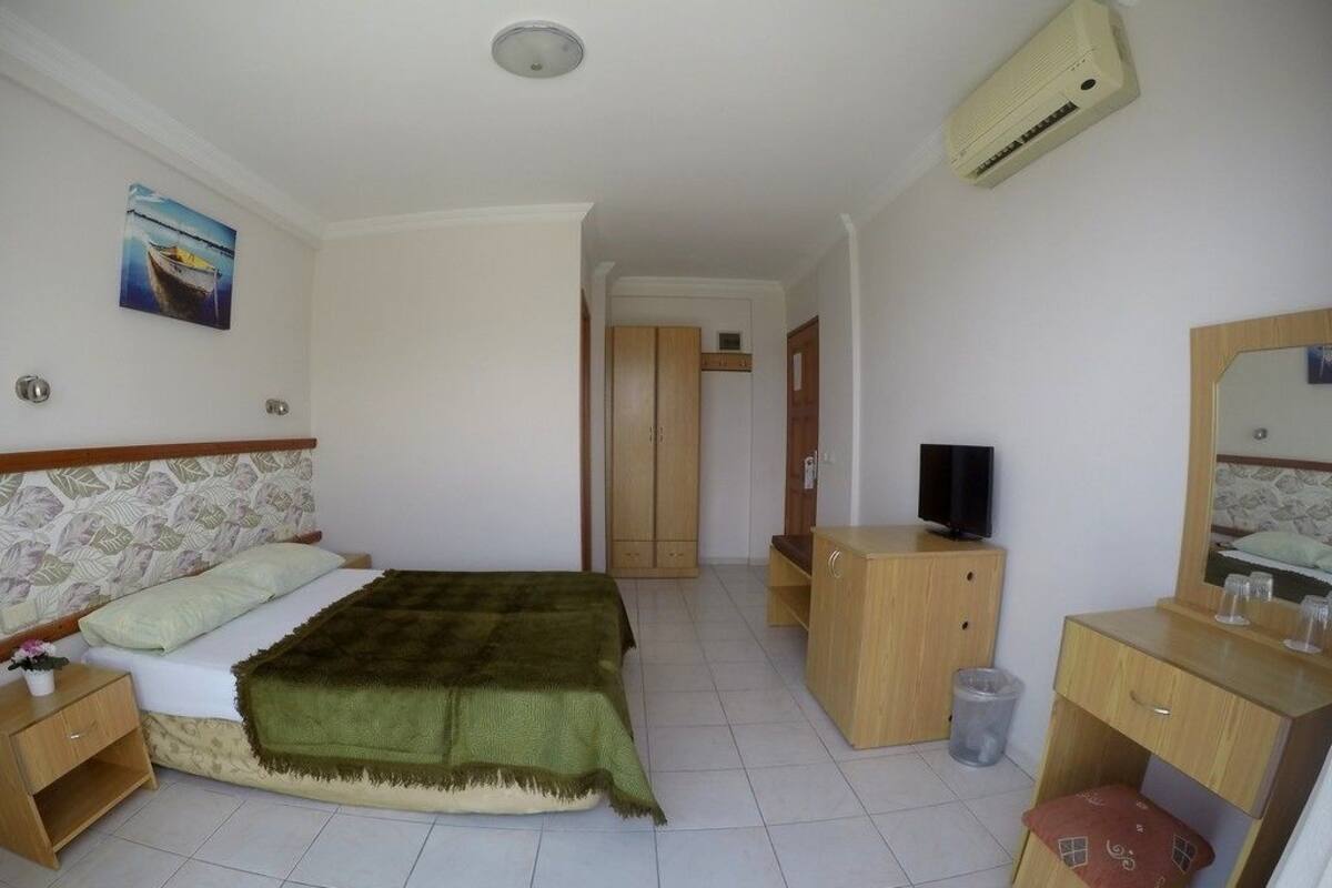 Minibar, in-room safe, desk, cribs (free)