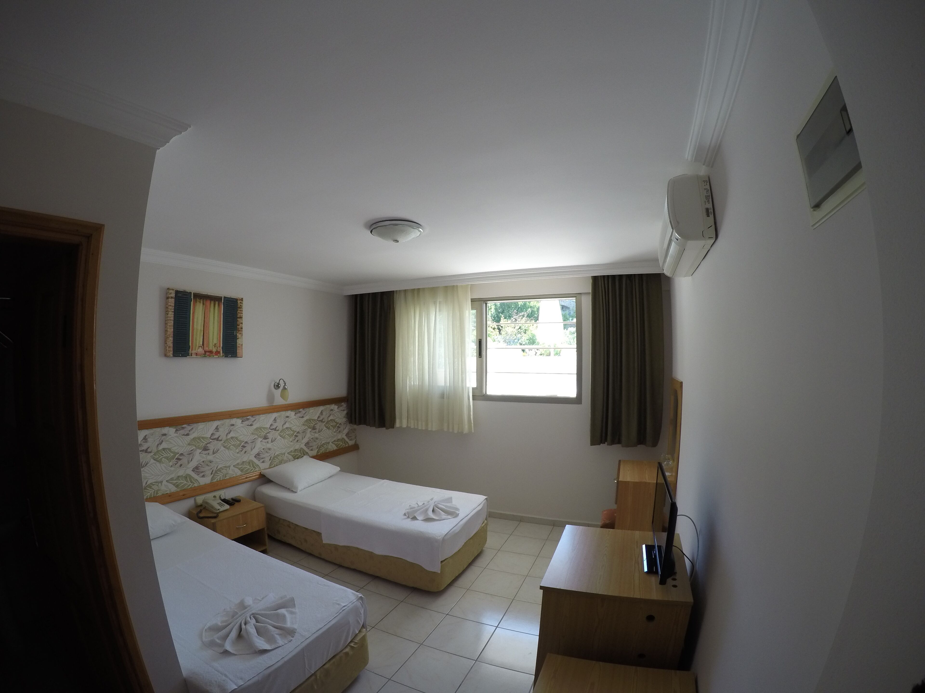 standard double or twin room, garden view | minibar, in-room safe, desk, free cots/infant beds