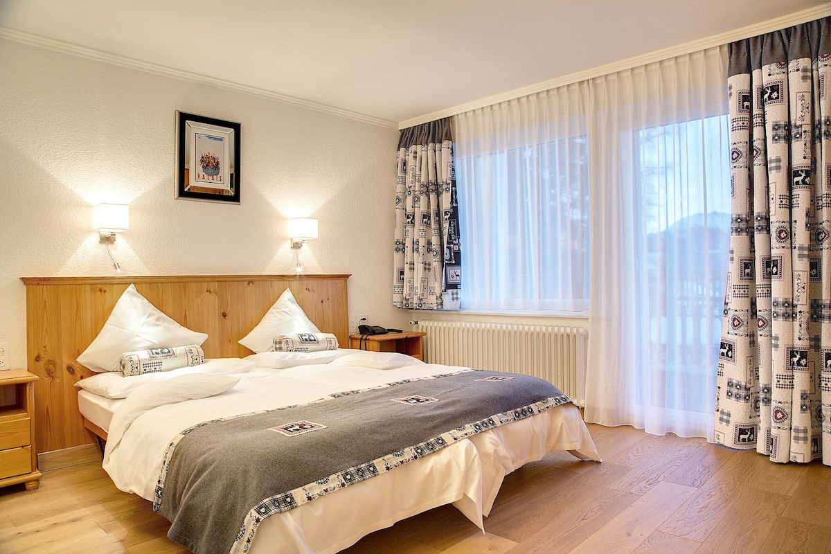 Junior suite | Een kluis op de kamer, een bureau, babybedden, extra bedden
